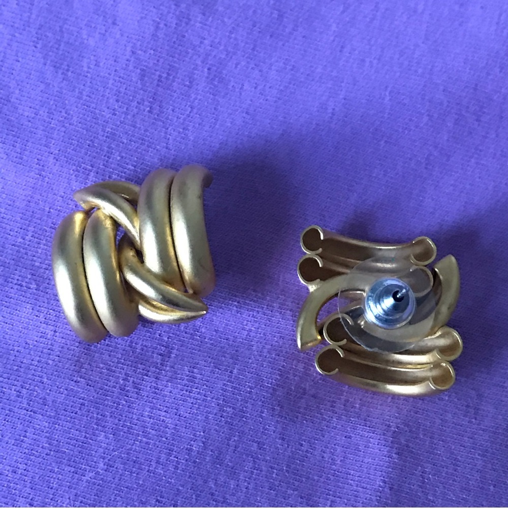 Vintage Artisan Style Goldtone Pierced Earrings Very lightweight. - Picture 3 of 5